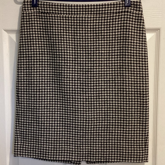 J. Crew Black and Winter White Houndstooth Wool Blend “The Pencil Skirt”, Size 6 - Picture 3 of 15